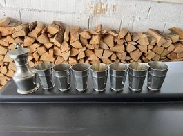 Zinnbecher-Sammlung mit Karaffe