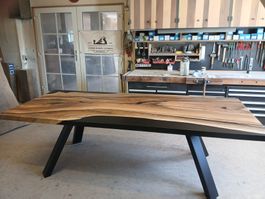 Schweizer Nussbaum Massivholztisch rustikal Epoxidharz 255cm