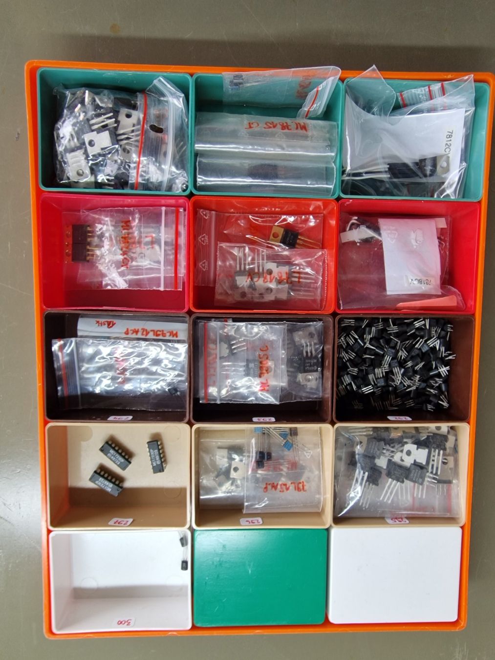 Componenti elettronici: Spannungsregler – Nuovo (secondo la descrizione) da Stein AR venduto da HeinzBolliAG 1