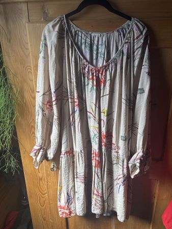 Kleid mit Blumenmuster beige A-Linie Grösse S neu