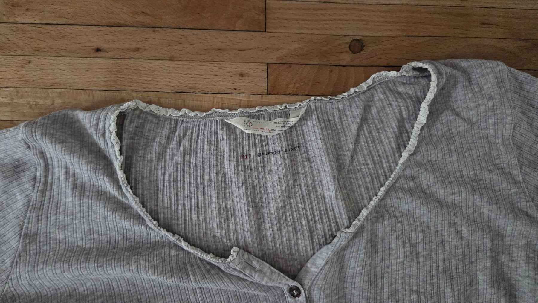 Odd Molly T-shirt: Odd Molly Langarmshirt grau gerippt  – Usato da Winterthur venduto da sandi99 2