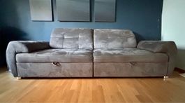 Moderne Couch in Wildlederoptik wegen Umzug zu verkaufen