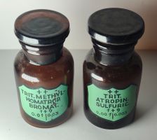 2x Antike Apothekerflaschen Atropin & Homatropin Um 1900