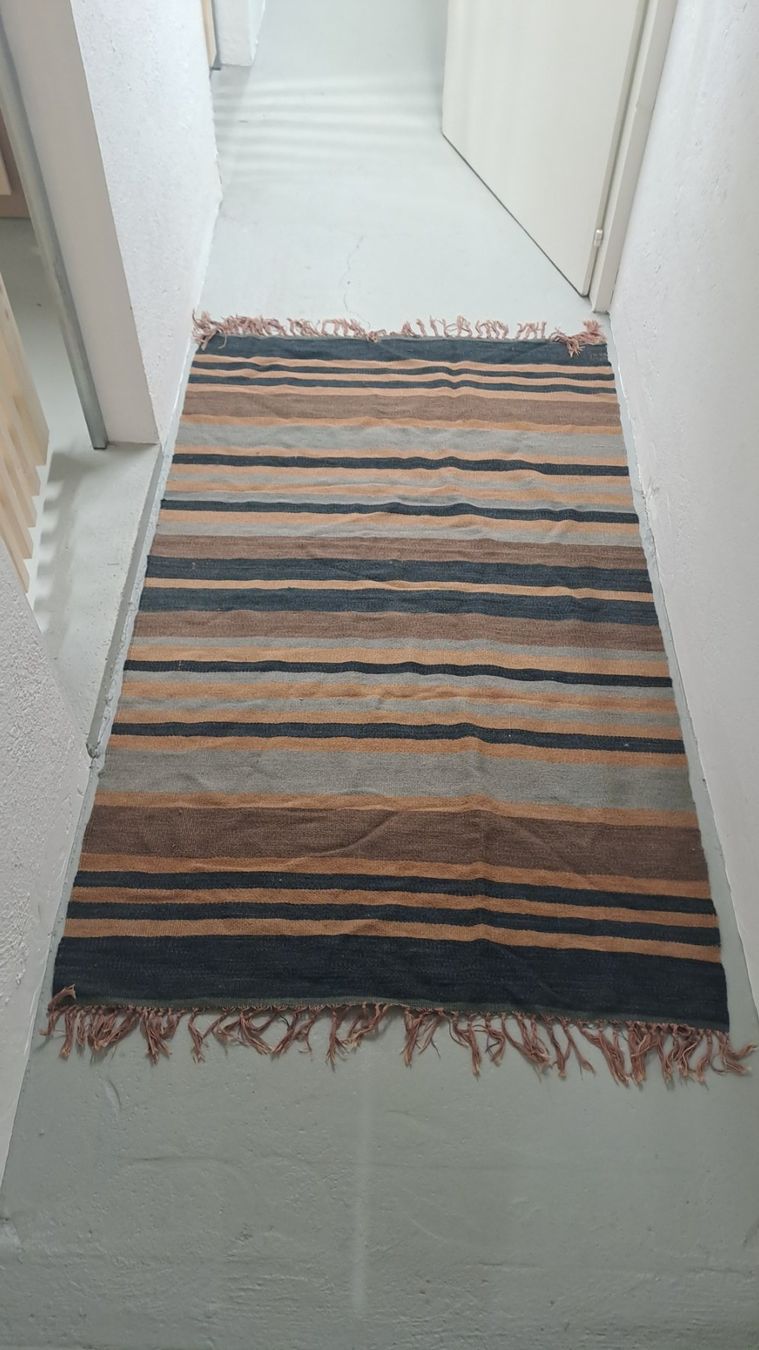 Tapis: Teppich mit Farbenstreifen und Fransen – D'occasion à Zürich par Callea