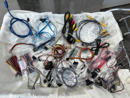 Diverse Kabel und Adapter für Computer und Elektronik