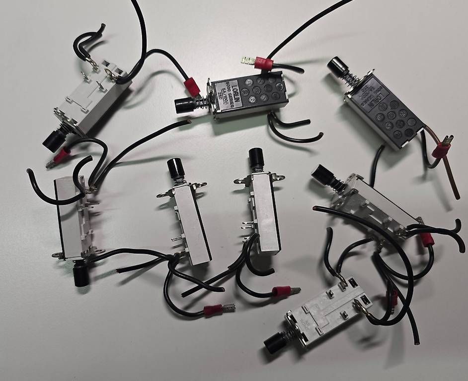 Componenti elettronici: 8 x Einbauschalter Lorlin 8000 Series 5A / 250 V – Usato da Steinerberg venduto da Bcsbcs 2