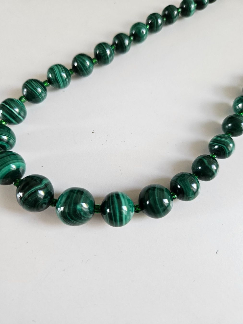 Ketten: Elegante Malachit-Kette, grün schimmernd – Gebraucht aus Urdorf von Colina 2
