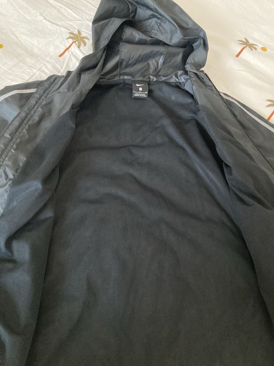 Nike Giacche: Nike light sports rain jacket  – Usato da Bottmingen venduto da Poppyfields 1