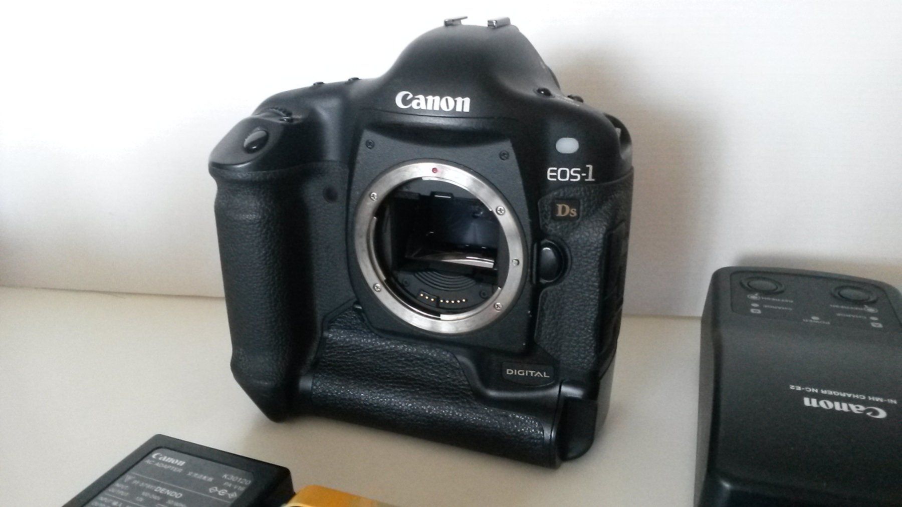 Canon Fotocamera: Canon EOS-1Ds , PRO BODY + Obj. 24 mm , Full-Frame – Usato da Lausanne venduto da asdyx 3