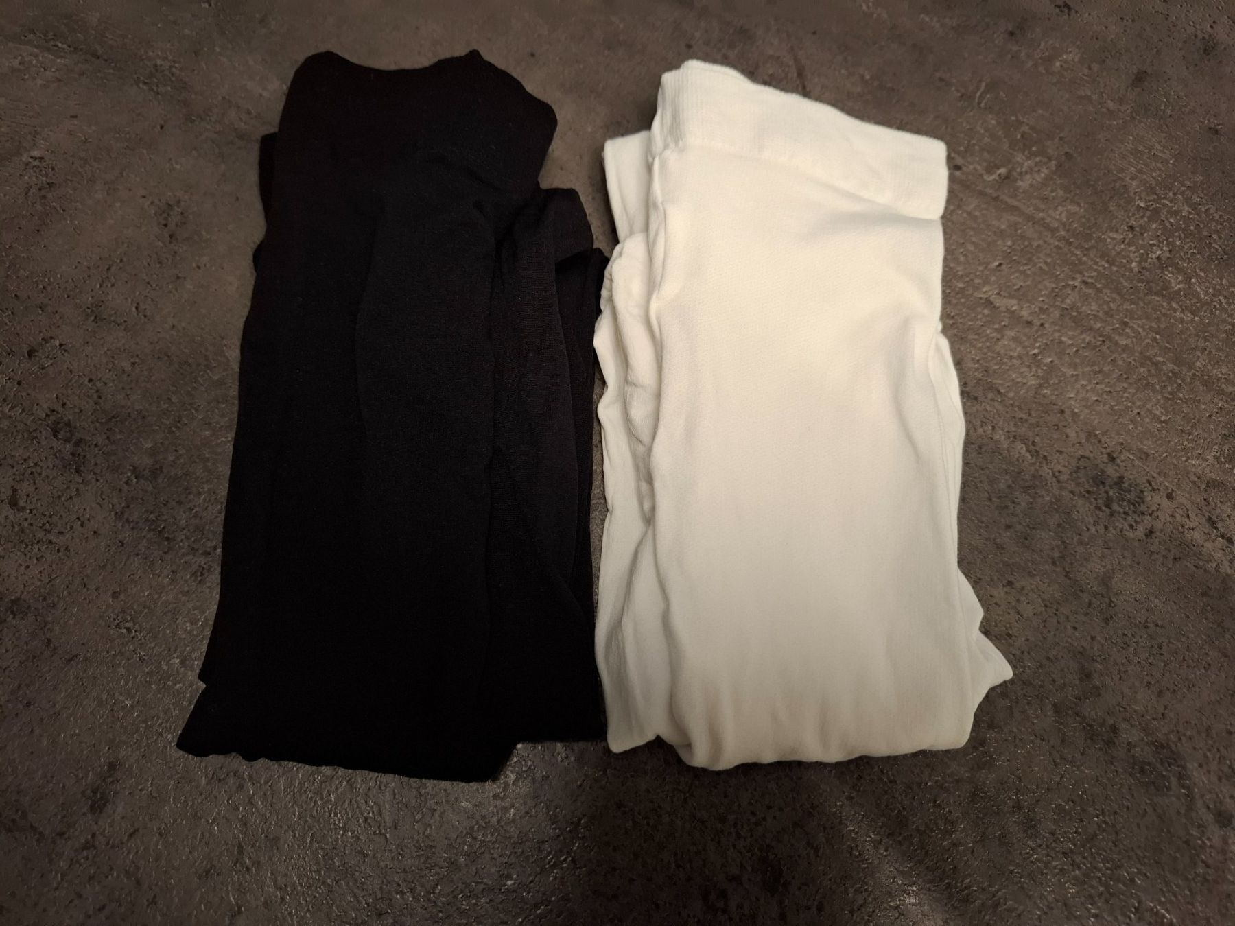 Collant & Leggings: 2x Strumpfhosen schwarz u. weiss, dünn Gr. 122/128 – Usato da Mels venduto da Aloha86