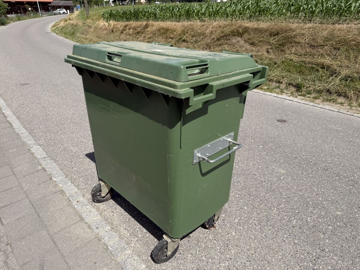 Autres articles bureau & commerces: Grosser Abfallcontainer mit Rädern – D'occasion à Guschelmuth par oxtar