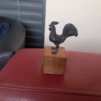 Bronze Hahn Figur auf Holzsockel signiert guter Zustand