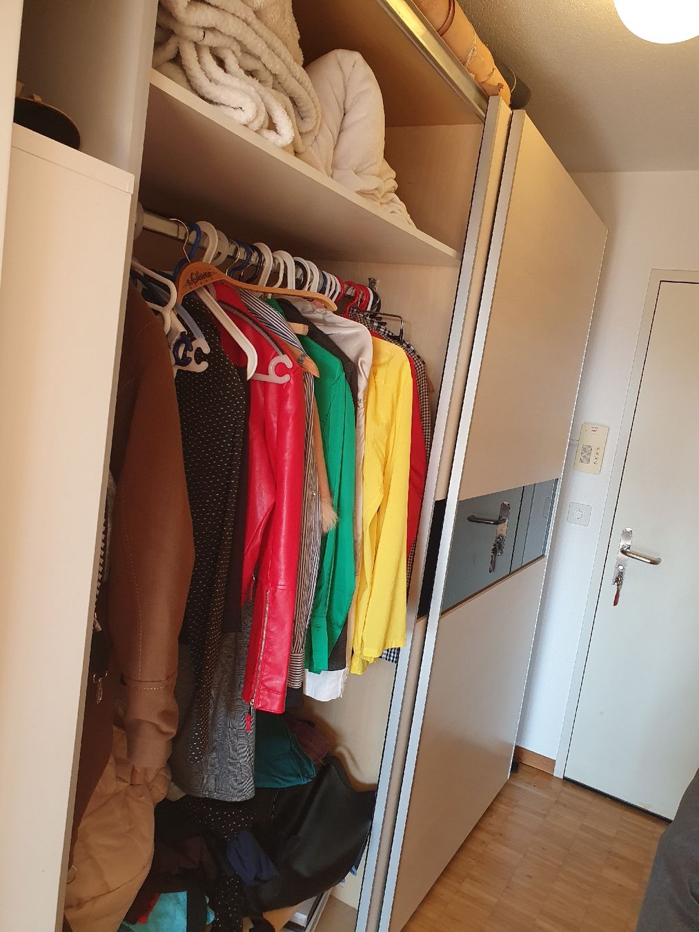 Garderobe: Der schrank hat grossebschade bei rechts zeit. – Gebraucht aus Wädenswil von Solovelove 1
