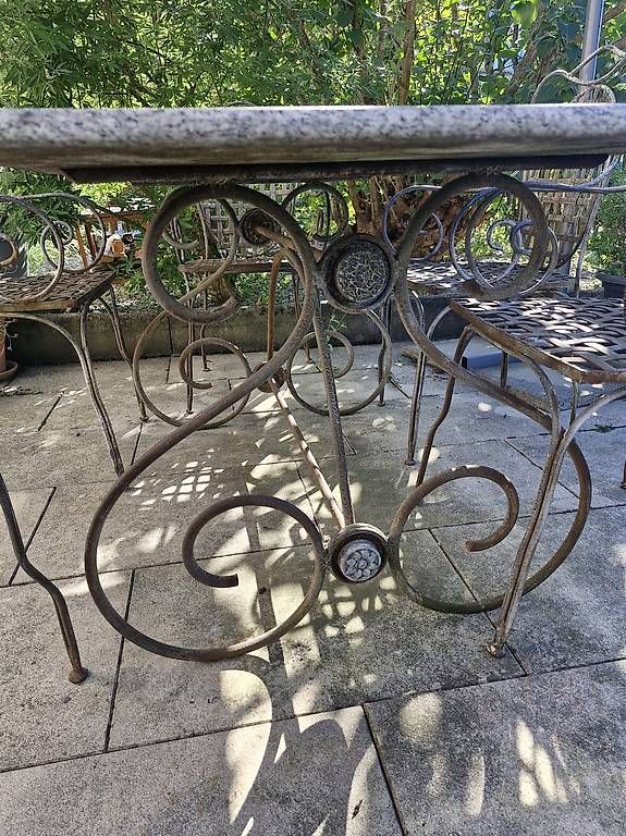 Set de table et chaises: Wunderschöner Gartentisch aus Schmiedeeisen mit Granitplatte – D'occasion à Wädenswil par Canubis 1