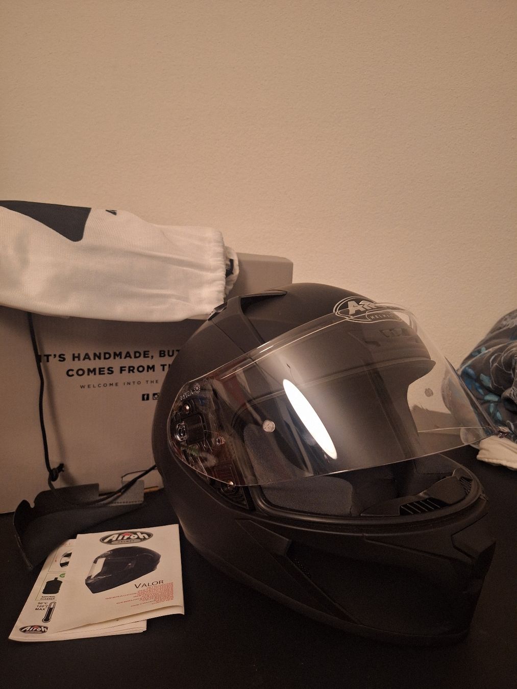 Airoh Caschi & visiere: Airoh Valor - Racing Helmet - Matte Black – Nuovo (secondo la descrizione) da Biel/Bienne venduto da Seyran 1