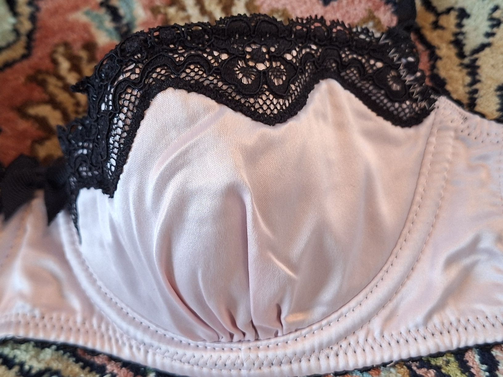 Sonstige Unterwäsche: Verspielter BH in Satin und Spitze – Gebraucht aus Rheinfelden von Cleopatra2000 1