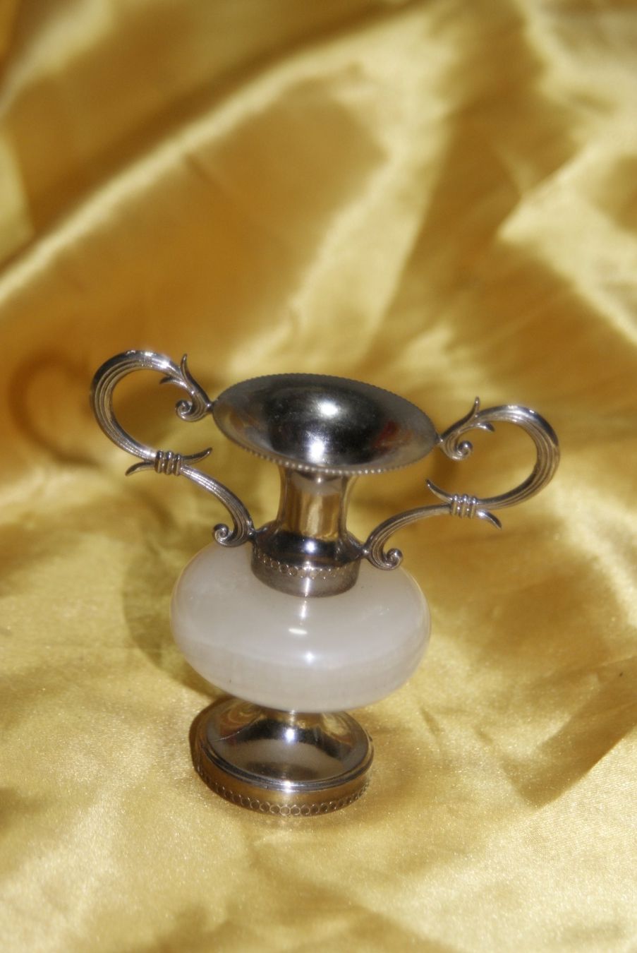 Sculture & Statue: (23) Kleine Amphore mit Marmor oder Alabaster Stein – Usato da Buchs AG venduto da schwippschwapp