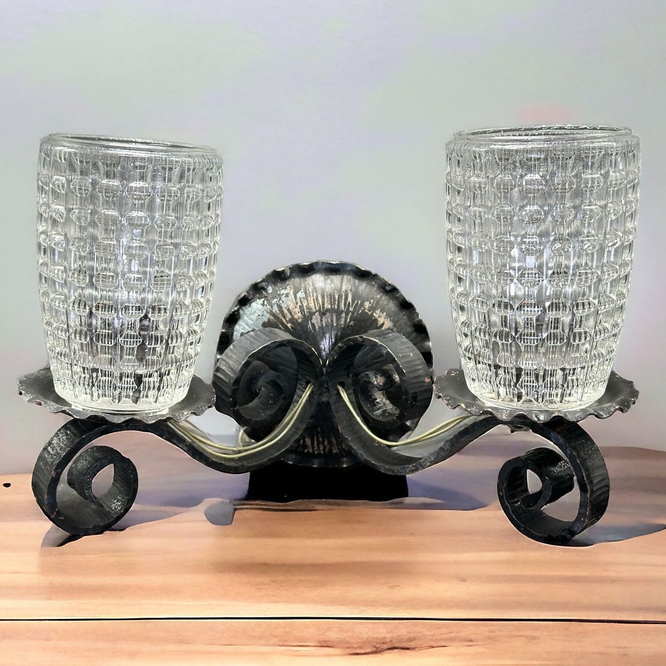 Lampade: Double applique murale mid-century fer forgé verre texturé – Usato da Morges venduto da 1tiquaire