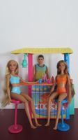 Malibu Beach Bar mit beweglichen Barbies, Ken und Zubehör