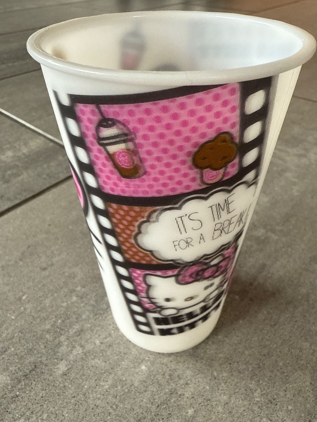 Tassen: Plastikbecher stabil Hello Kitty Motiv und 3D Effekt 500ml – Neu (gemäss Beschreibung) aus Niederbüren von funkel06 1