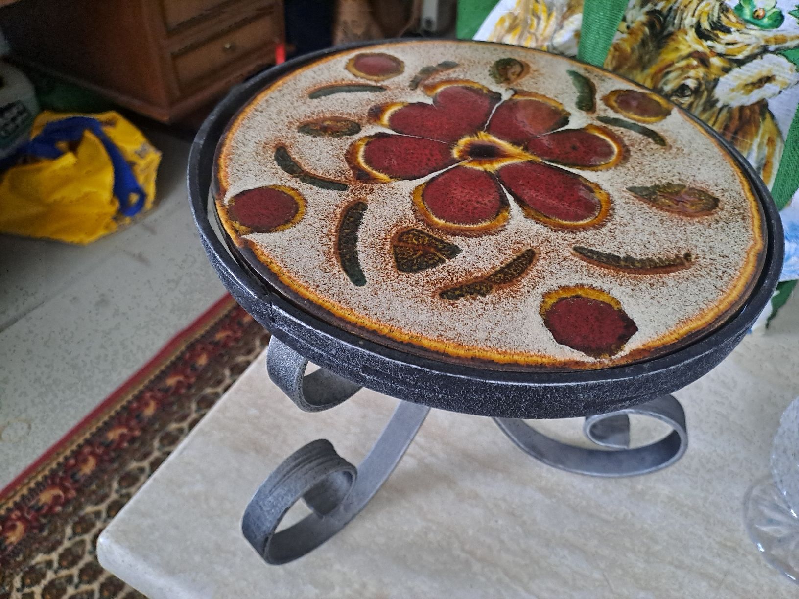 Tavoli: Beistelltisch mit Blumenmuster Metallgestell – Usato da Zürich venduto da Schoebi19