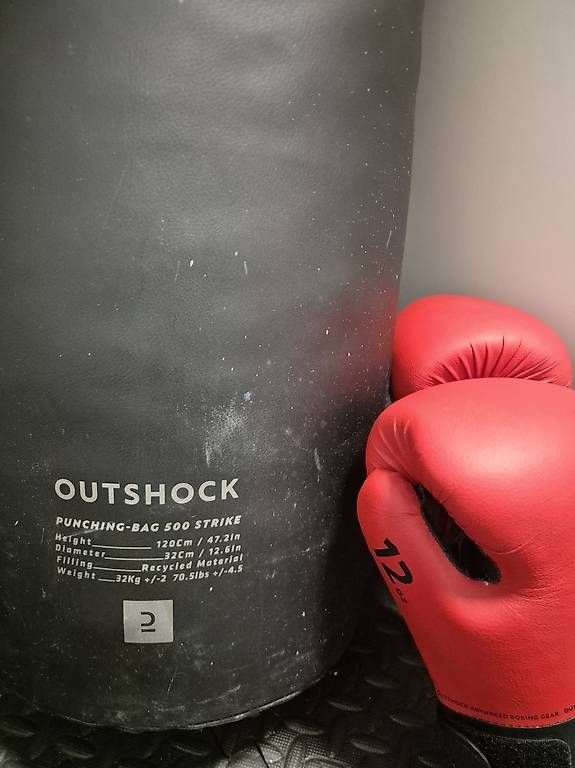 Decathlon Sacchi da boxe: Boxsack mit Handschuhen – Usato da Reinach BL venduto da Pizzn 1