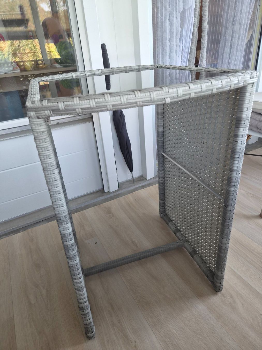 Tables: Ensemble table en rotin + 2 chaises - plateau en verre – D'occasion à Lausanne par leroyaumedereven 1