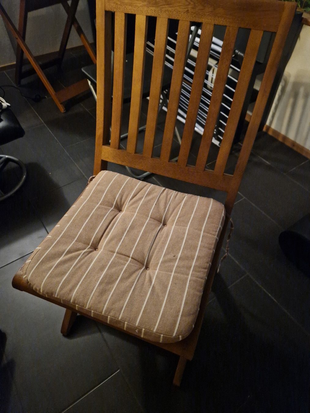 Chaises: 2x Gartenstühle Holz – D'occasion à Binningen par tob_p2fn 1