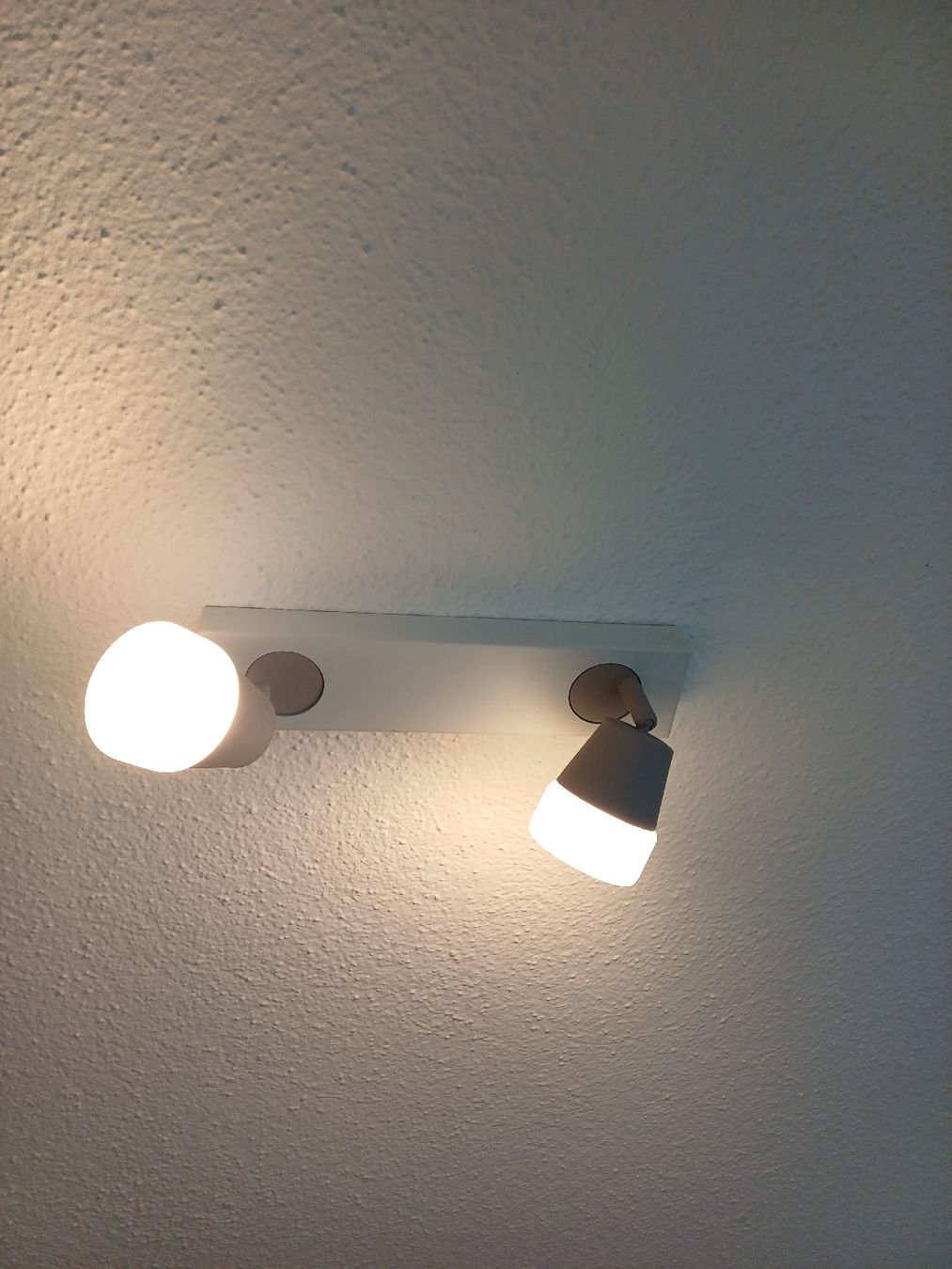 Kronleuchter & Deckenlampen: Zeitlose LED Deckenlampe mit zwei Spots einwandfrei – Gebraucht aus Zürich von Kjhep 2