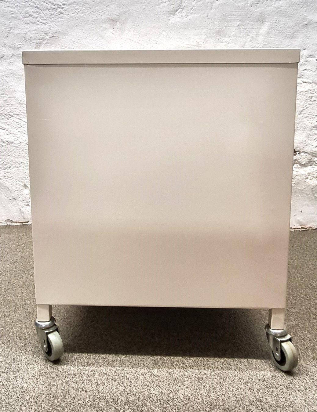 Ikea Armadi: IKEA PS Metallschrank  Rollcontainer Crèmeweiss – Usato da Bern venduto da ros_v7ry 4