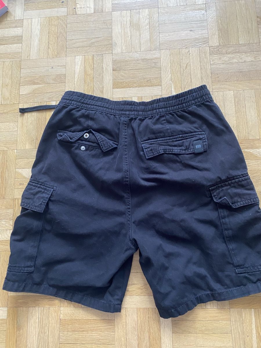 Pull&Bear Pantaloni: Pantaloncini cargo Pull&Bear neri, taglia S, usati – Nuovo (secondo la descrizione) da Genève venduto da lil_6tnq 2