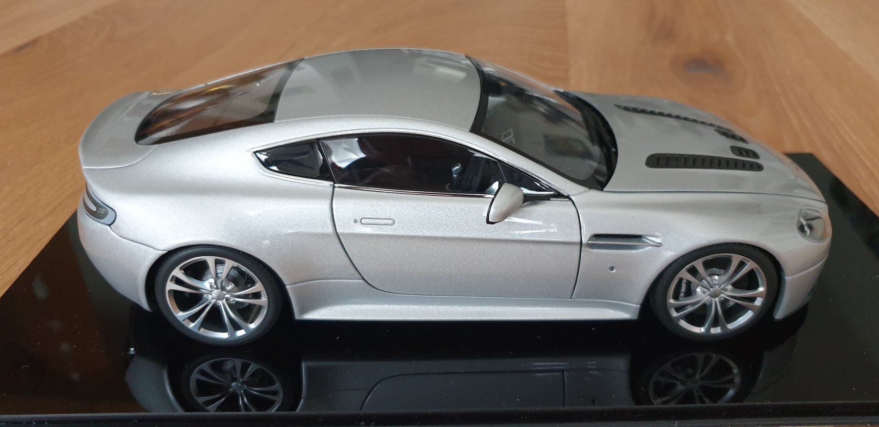 Aston Martin Modellautos: Aston Martin V12 Vantage von Autoart – Gebraucht aus Recherswil von die_d7pt