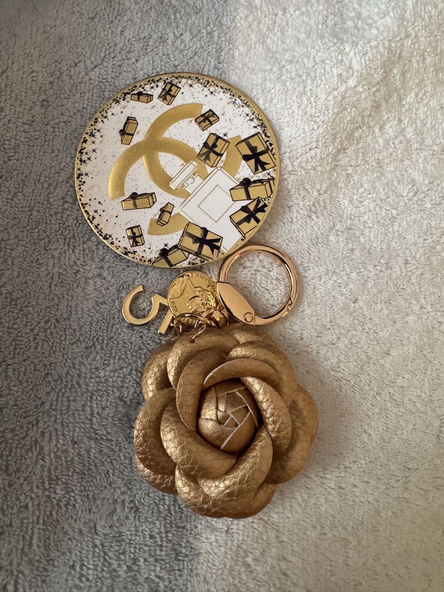 Chanel Portachiavi: Chanel porte clefs camélia et breloque N5 – Nuovo (secondo la descrizione) da Genève venduto da HappyLifestyle 2