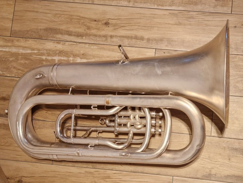 Besson Musikinstrumente: B-Tuba Besson mit Koffer – Gebraucht aus Buus von  7