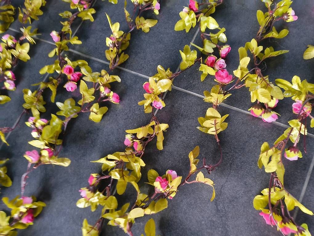 Tutte le decorazioni: Künstliche Rosengirlande ca. 10m  – Nuovo e nell'imballaggio originale da Nänikon venduto da Manta87 1
