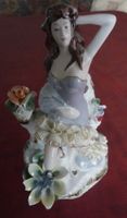 Prozellan Figur mit Blumen und Spitzen  -A-