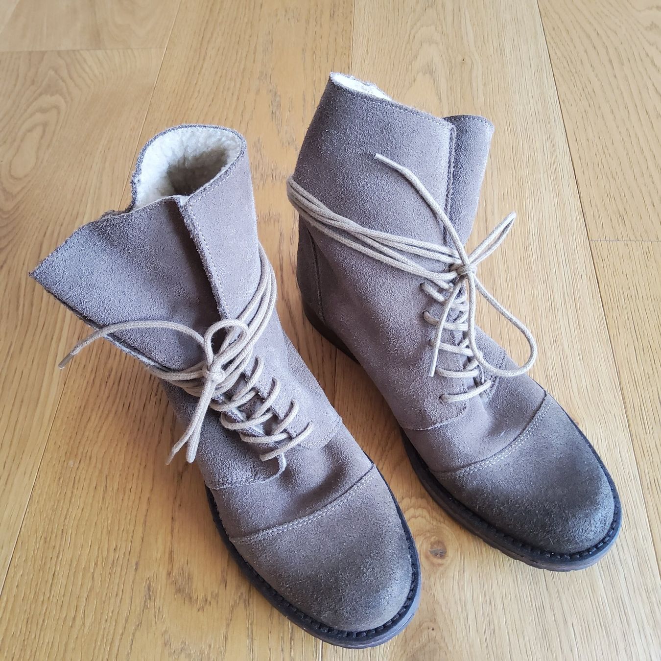 Scarpe da donna: Stiefel / Stiefelette Wildleder "Fellfutter", neuwertig – Nuovo (secondo la descrizione) da Naters venduto da 3904Naters