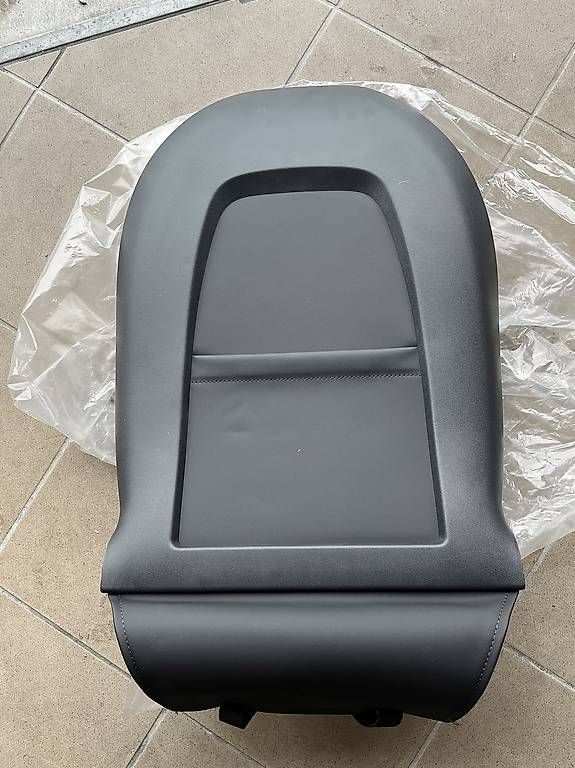Toutes les pièces auto: Neue Sitzverkleidung Tesla Model 3 – D'occasion à Gränichen par Xbertone