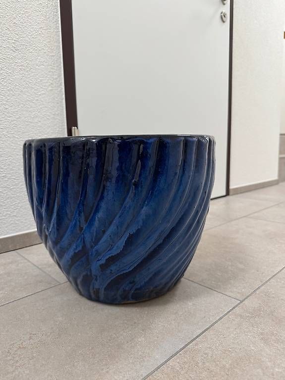 Vasi per fiori: Dunkler blauer Swirl Keramik-Übertopf – Nuovo (secondo la descrizione) da Schübelbach venduto da Rahnmont