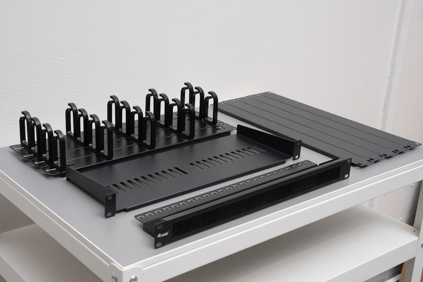 Racks & Cavalletti: Diverses 19" Rack Zubehör – Usato da Dietlikon venduto da phi_j5l6