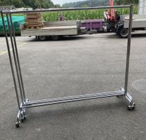 Robuster, rollbarer Kleiderständer aus Metall