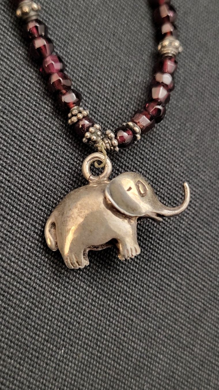 Catenine: Granat-Kette mit Silber-Teilen und Elefant – Usato da Basel venduto da spinne02 1