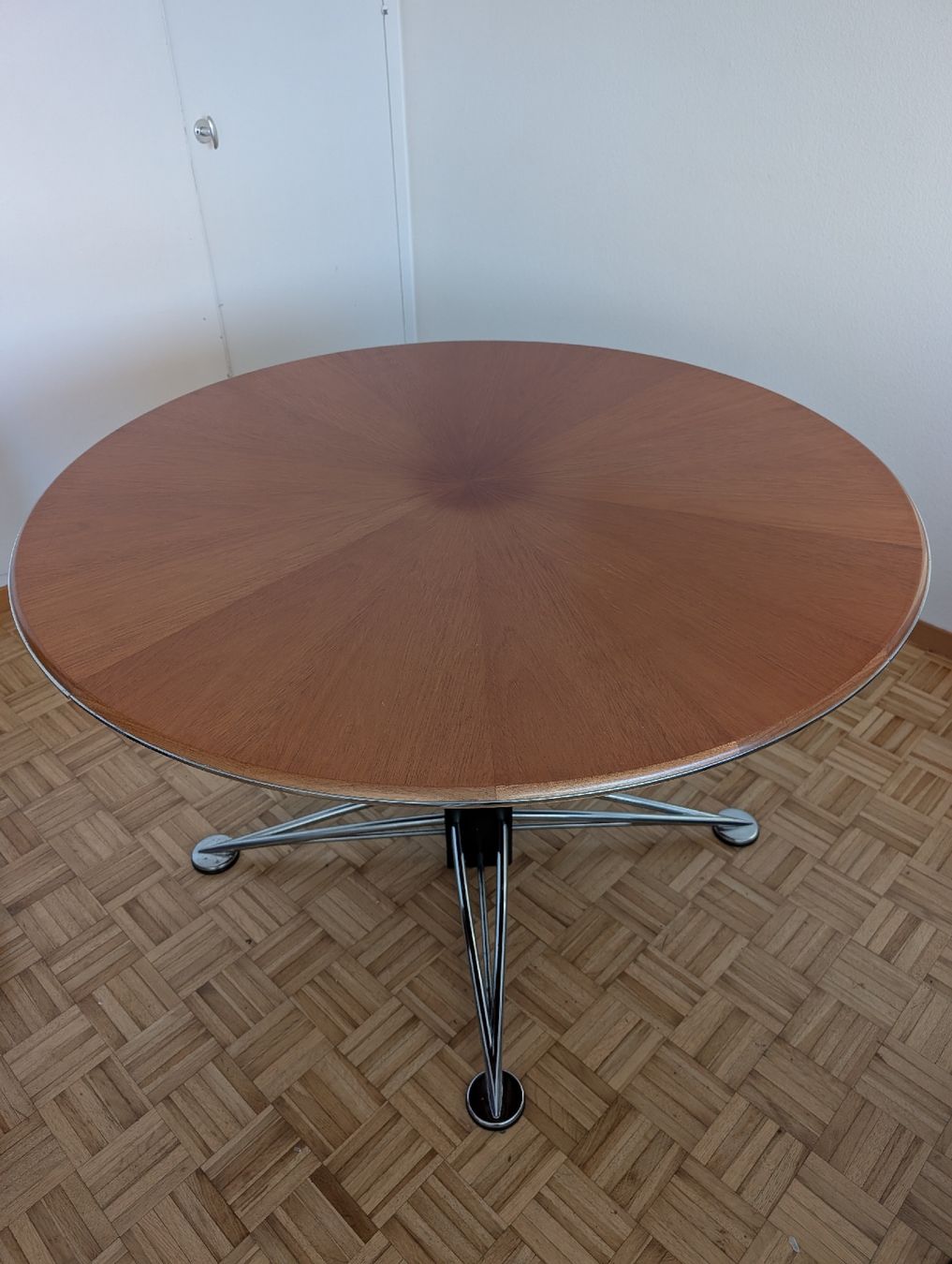 Tavoli: Hochwertiger Runder Esstisch, Durchmesser 120cm – Usato da Urdorf venduto da Andrew_05