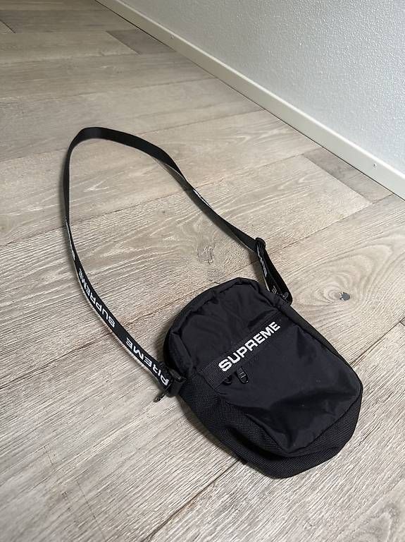 Sacs: Supreme Umhängetasche – D'occasion à Möriken AG par nil_hmm8 1