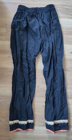 Schwarze Sommerhose mit orange-goldfarbener Verzierung, S