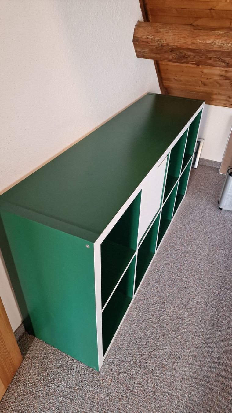 Kallax Regal 2x4 Grün/Weiss (Gebraucht) in Amlikon-Bissegg für CHF 20 – nur Abholung auf Ricardo kaufen