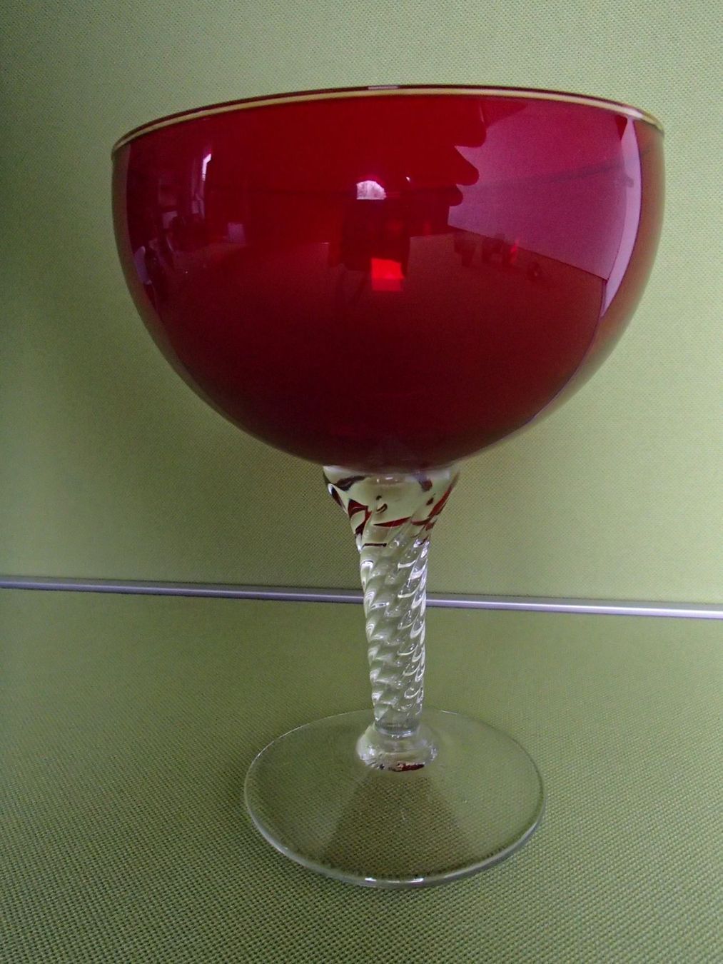Bicchieri: grosses rotes MURANO Glas oder Schale auf gedrehtem Fuss – Usato da Schöfflisdorf venduto da pullux