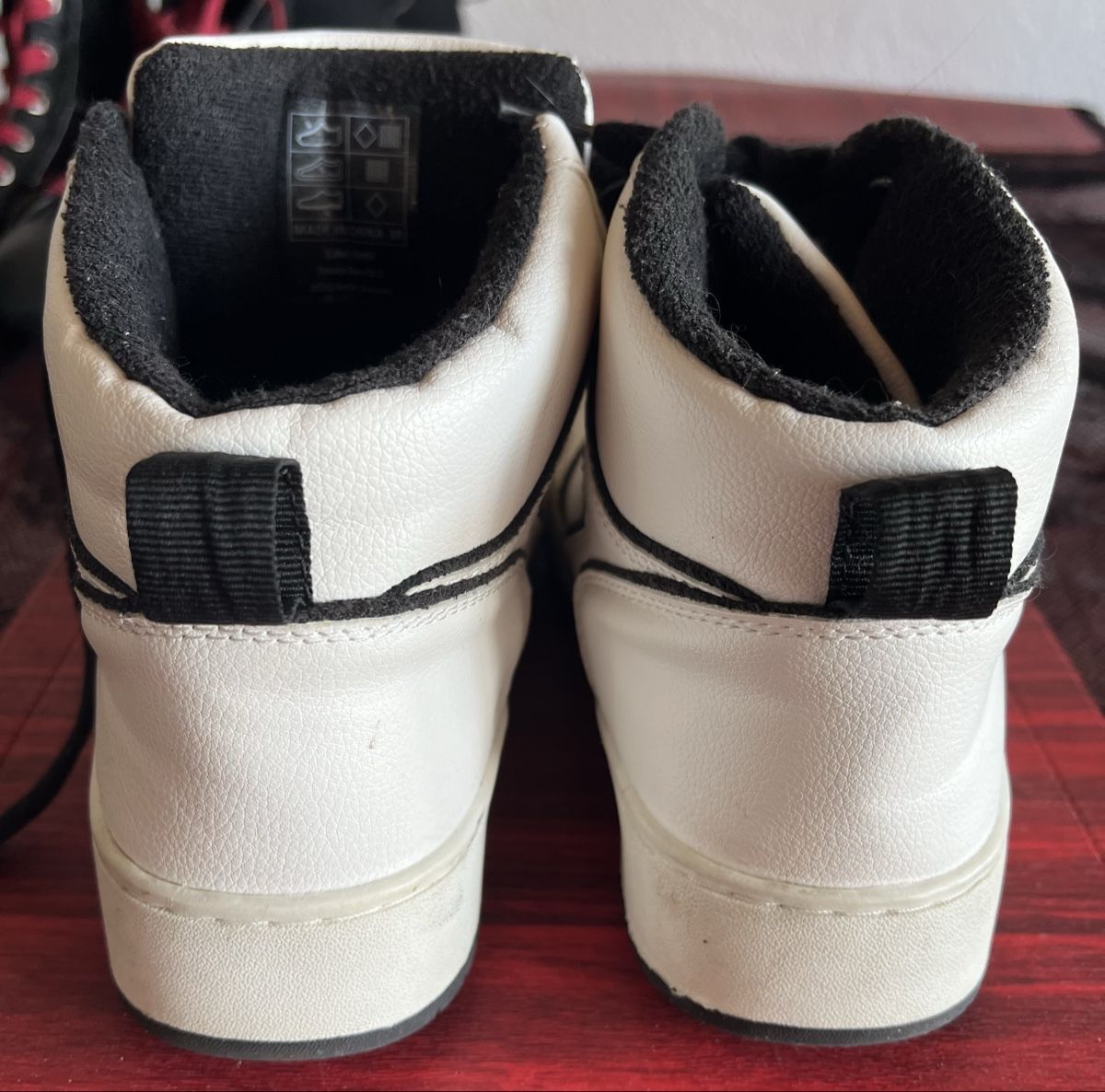 Scarpe da uomo: Baskets montantes blanches & noires, taille 38, comme neuves – Usato da Chézard-St-Martin venduto da Cheyenne_75 1