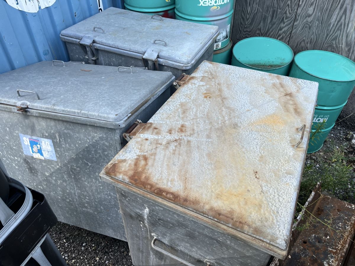 Eléments de bureau: Abfallcontainer Stahl verzinkt mit Deckel und Rollen 600lt – D'occasion à Meiringen par otth88 4