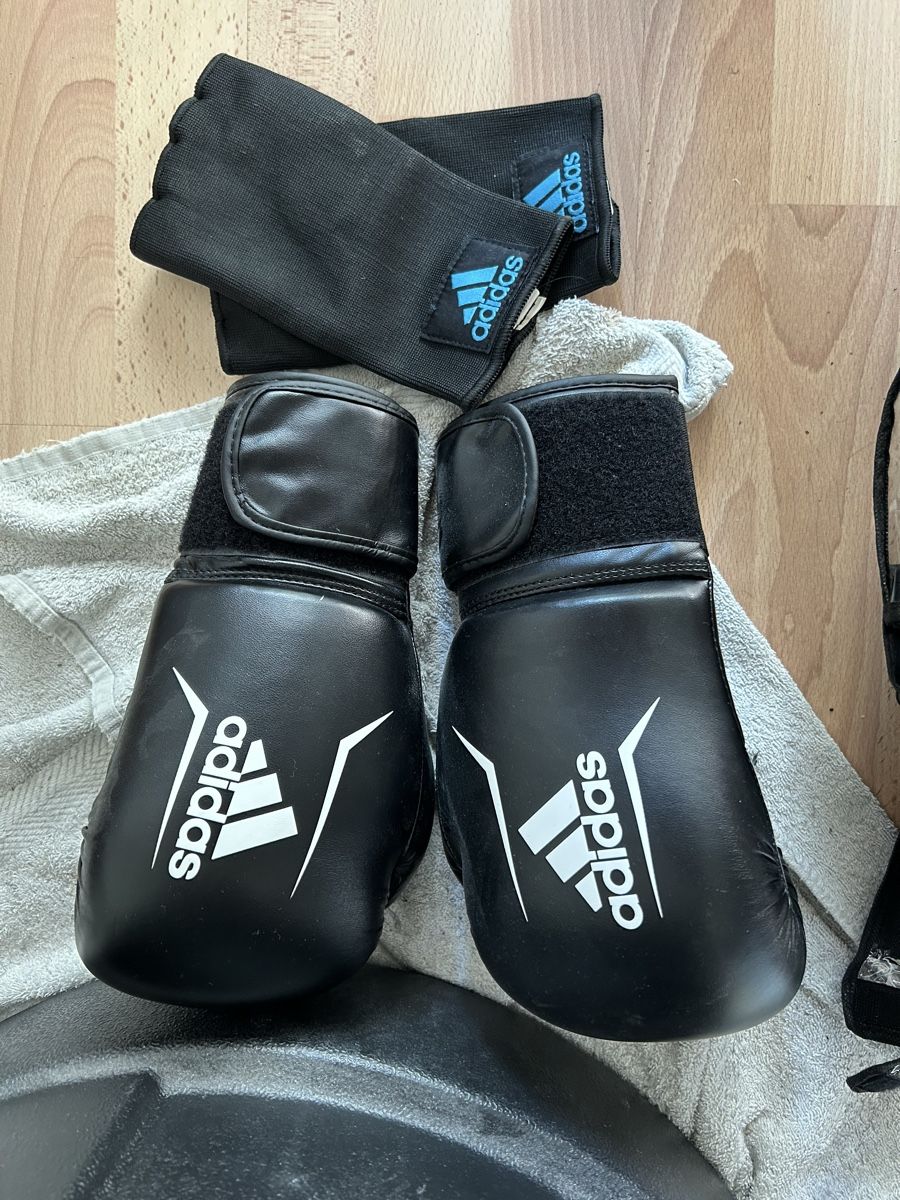 Venum Sacchi da boxe: Boxsack Venum mit Handschuhen Adidas – Nuovo (secondo la descrizione) da Wettingen venduto da joe_6ylf 1